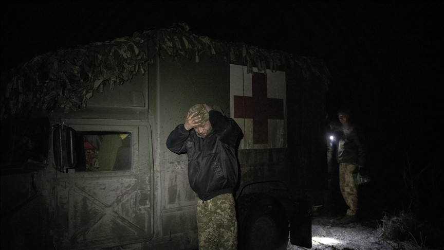 Medicinski timovi evakuišu ranjene ukrajinske vojnike tokom intenzivnih sukoba