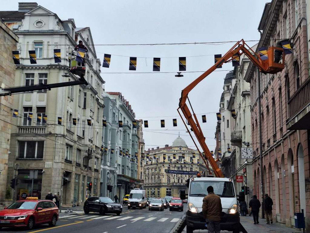 Počelo ukrašavanje ulica Sarajeva povodom Dana državnosti BiH