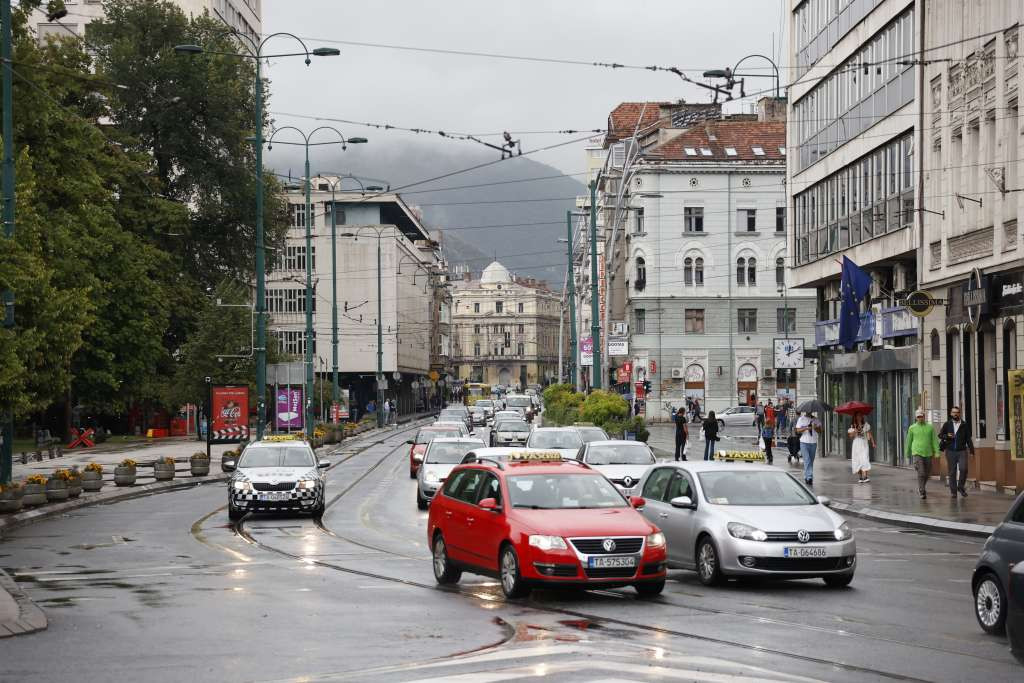 U većem dijelu Bosne saobraćanje po mokrom i klizavom kolovozu, učestali odroni kamenja
