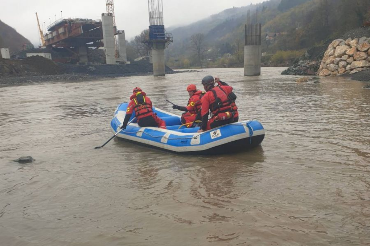 FUCZ se uključio u potragu za radnikom koji je upao u rijeku Bosnu 8. novembra