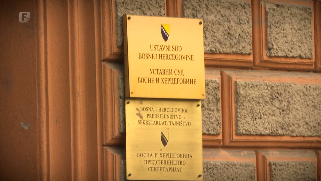 Ustavno protiv neustavnih