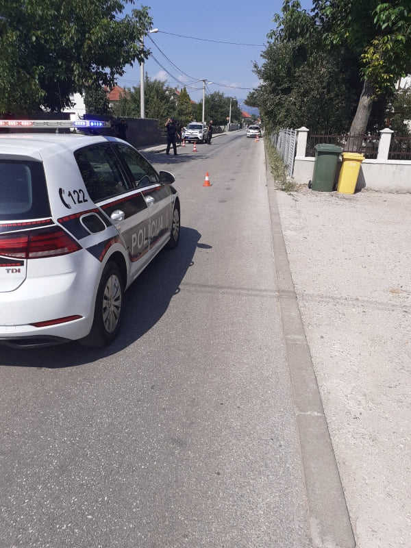 Iz džipa u pokretu pucano ispred kuće Muriza Memića u Kovačima