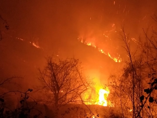Prozor-Rama: Požarna linija duža od 20 kilometara, čeka se pomoć iz zraka