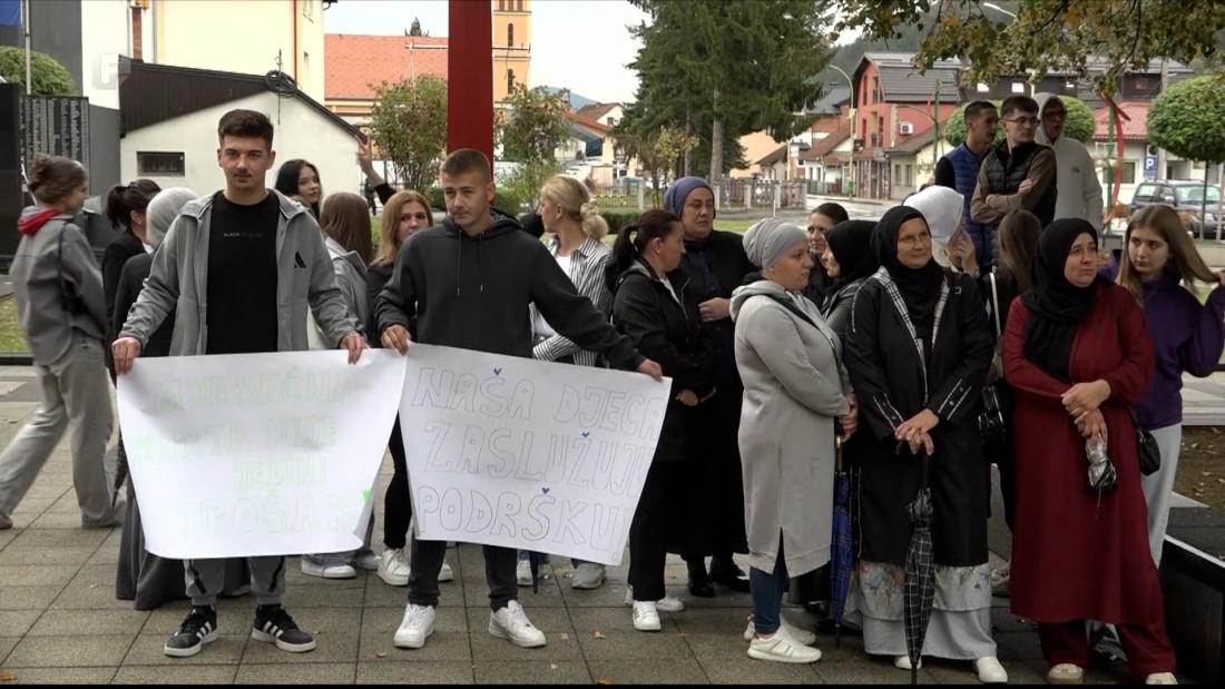 Roditelji srednjoškolaca u Žepču protestuju zbog poskupljenja đačkih karata