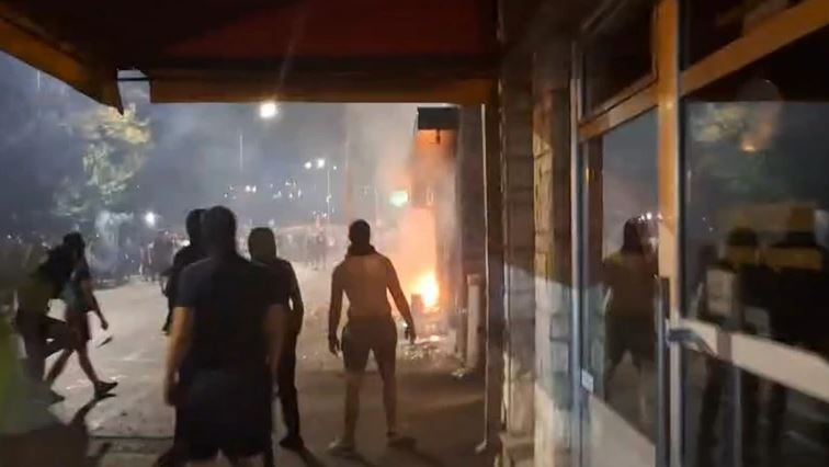 Demonstranti zapalili prostorije SNS-a u Valjevu