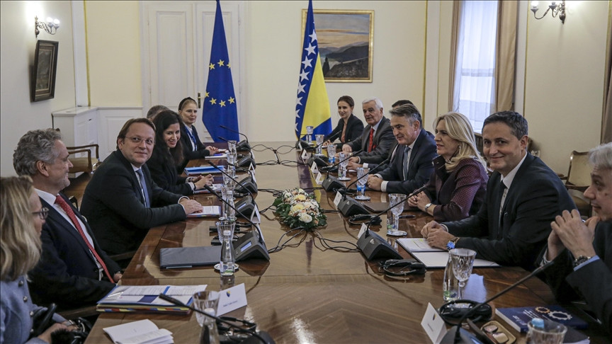 Varhelyi u Sarajevu: Očekujemo bez odlaganja jasne rezultate