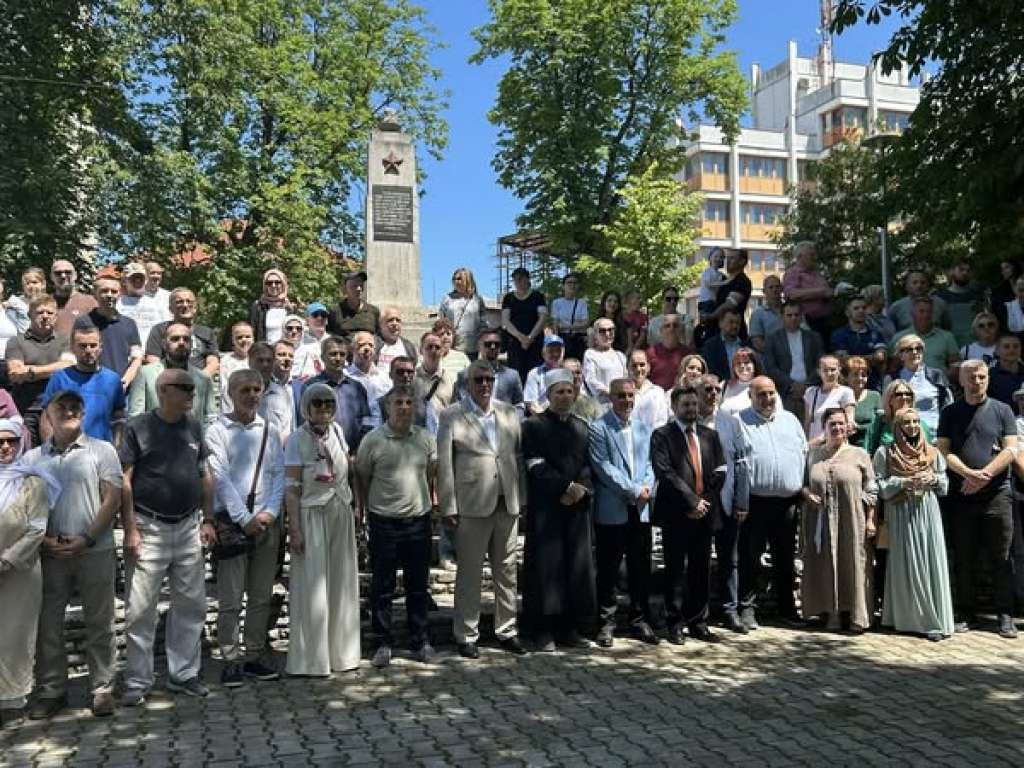 Velika Kladuša - Obilježen Dan bijelih traka u znak sjećanja na žrtve zločina u Prijedoru