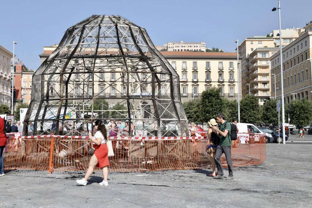 "Venera od krpa" italijanskog umjetnika Pistoletta uništena u požaru u Napulju