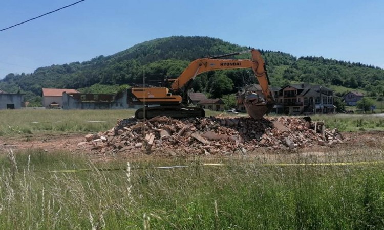 Konjević-Polje: Završeno uklanjanje crkve iz dvorišta nane Fate Orlović