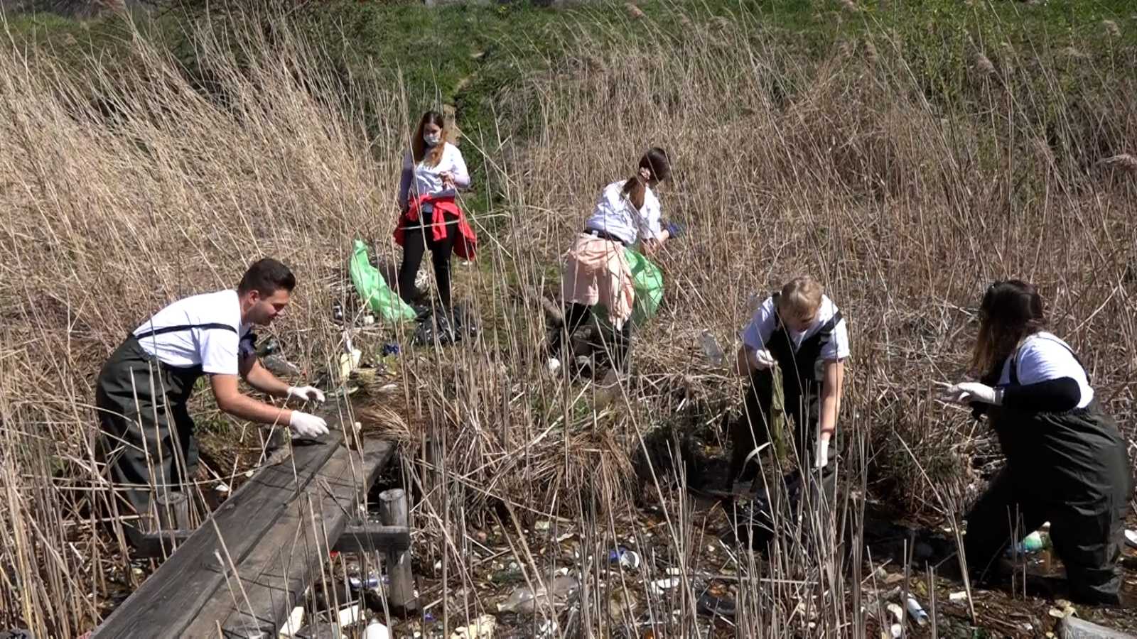 Mladi u Jajcu čistili obalu Plivskog jezera