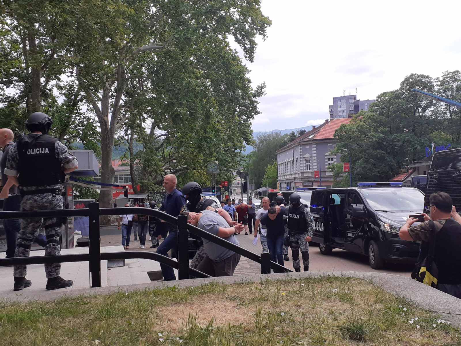 Policija USK-a uhitila deset osoba, pronađeni oružje i droga