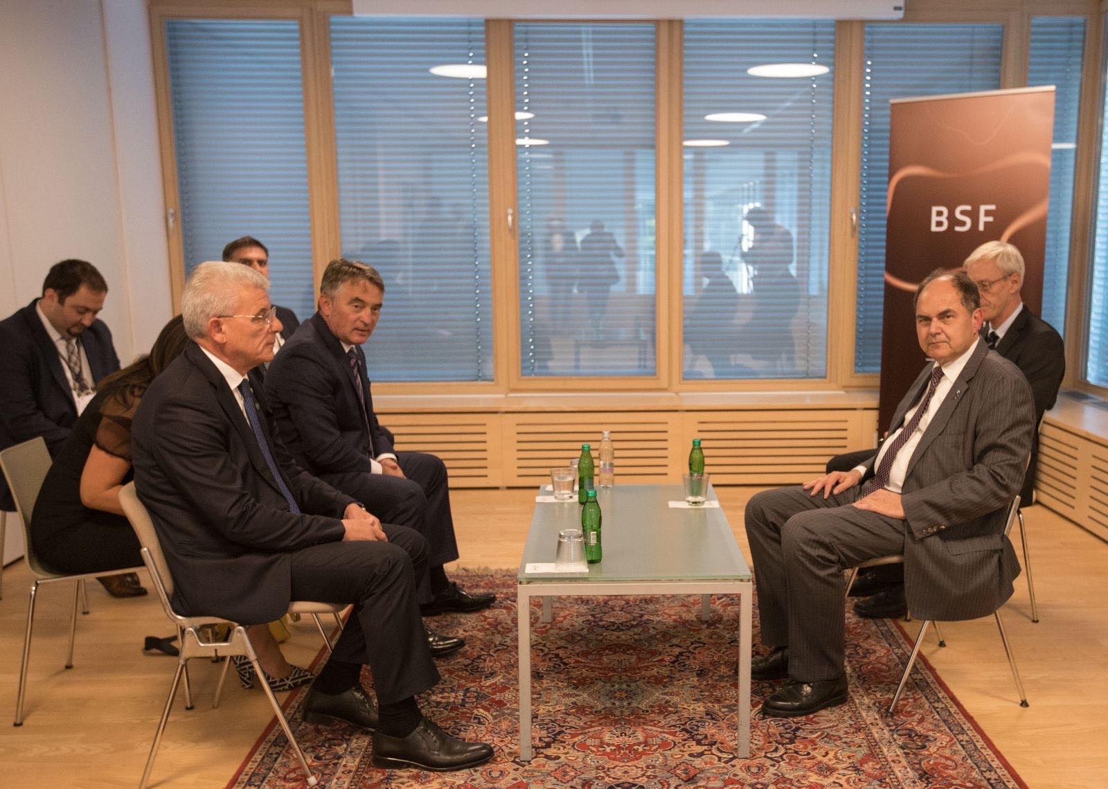 Komšić i Džaferović se sastali sa Schmidtom u Bledu