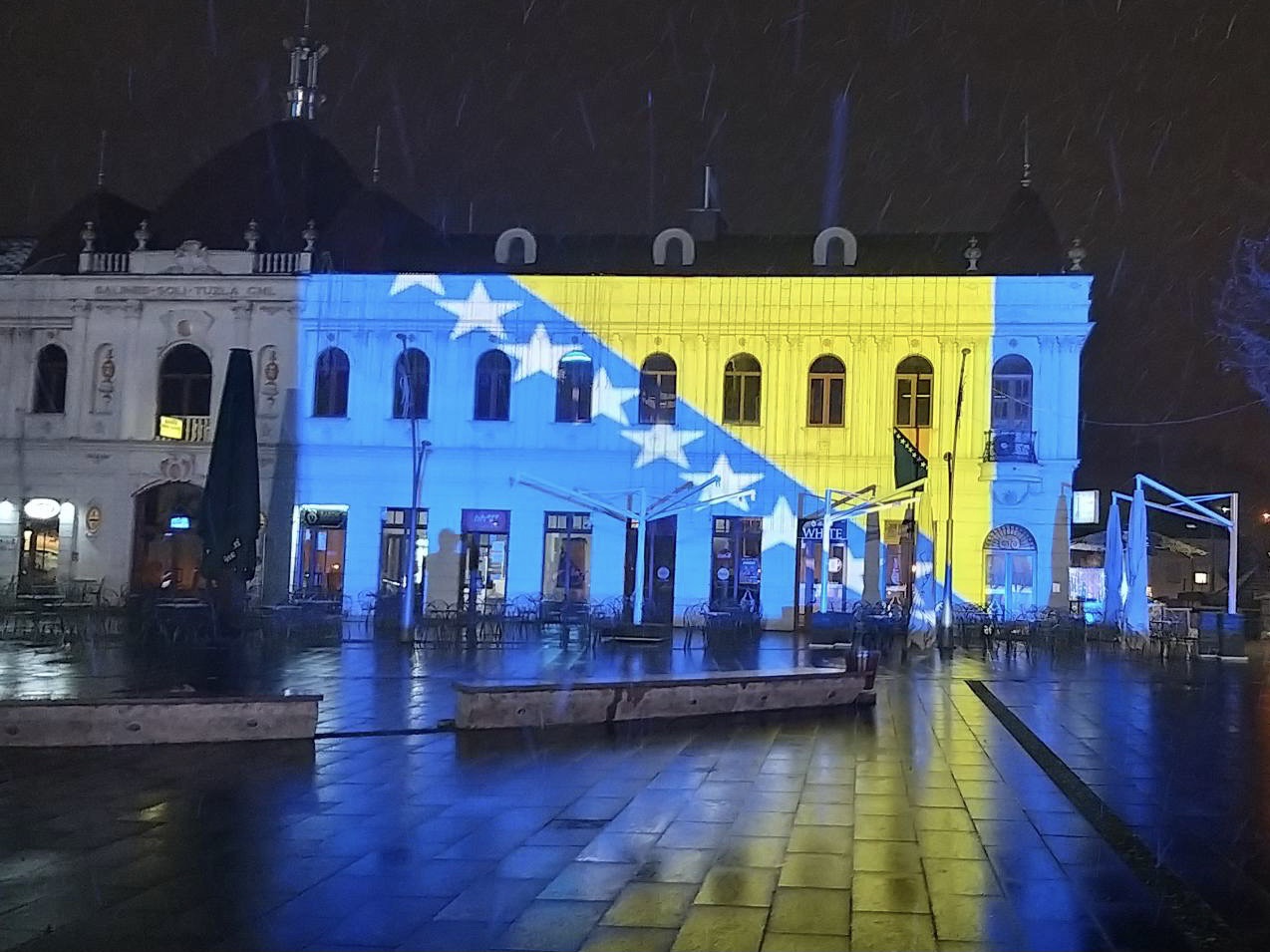 Zgrada Barok u Tuzli u bojama zastave BiH i Ukrajine