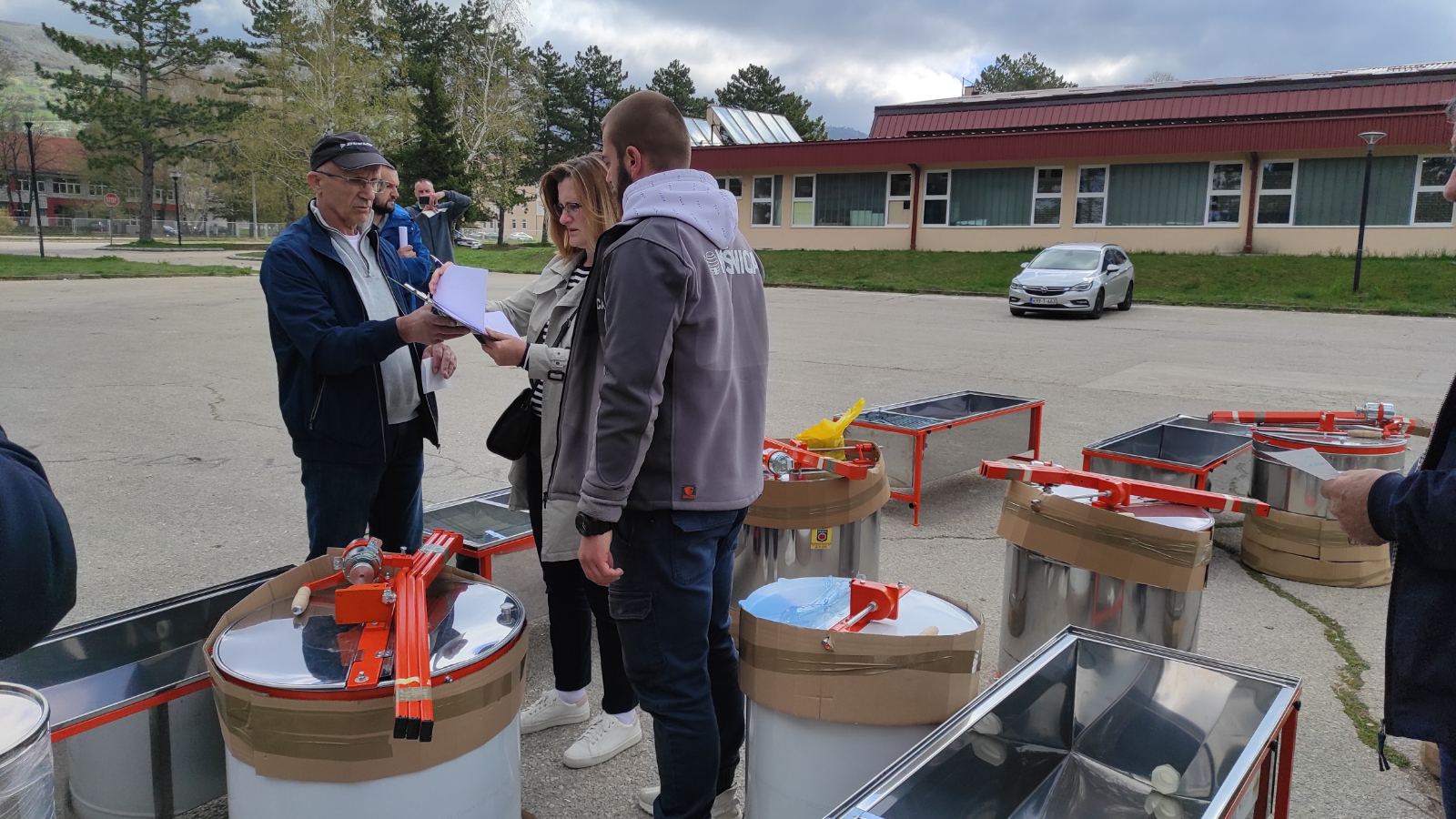 Pčelarima u Livnu podijeljeni oprema i materijal