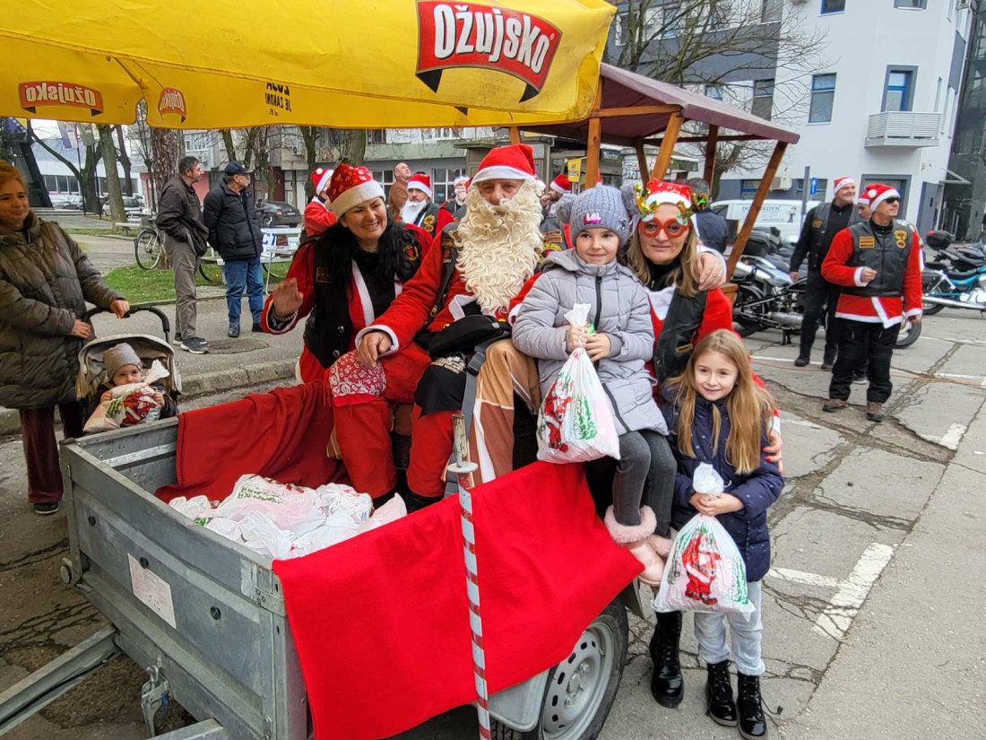 Mališani u Orašju uživali u moto mrazovima i darovima