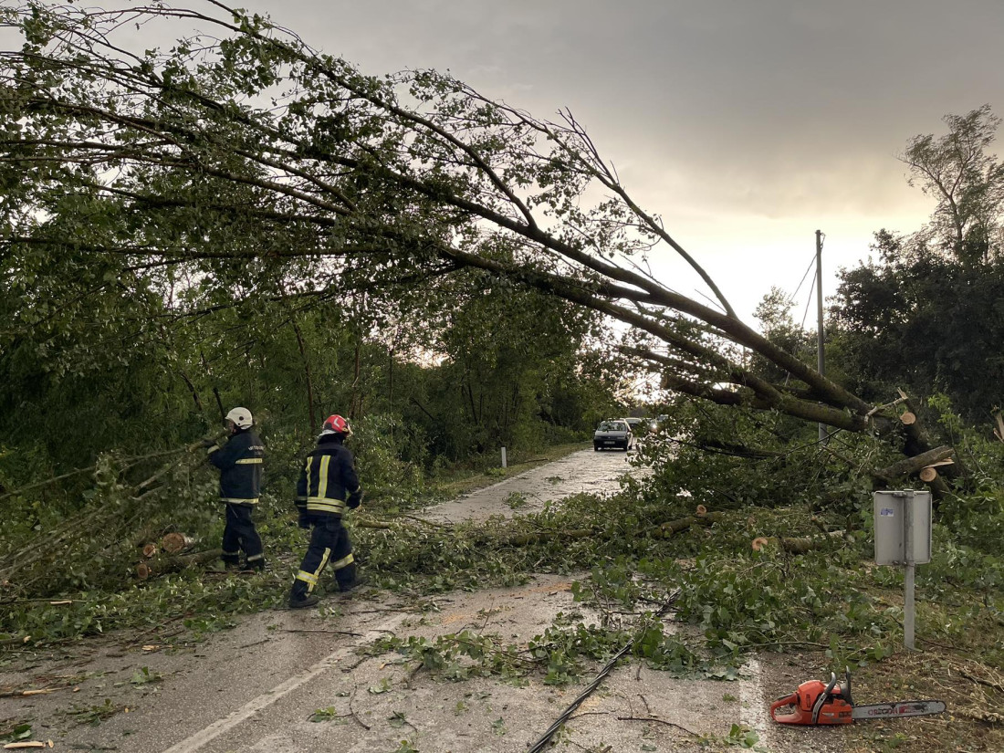 Razorno nevrijeme poharalo Posavinu, u Odžaku otežan promet