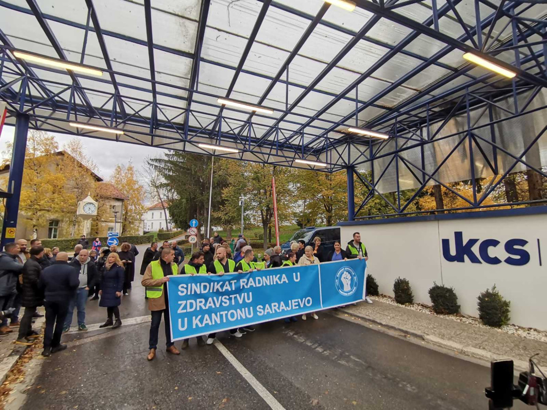 Radnici KCUS-a drugi put u 15 dana izašli na proteste, blokirali glavni ulaz na KCUS