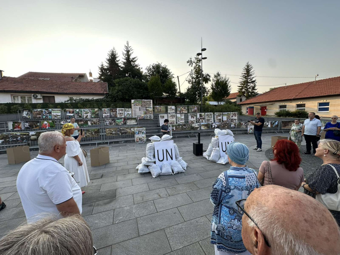 Ahmet Bajrić Blicko predstavio 'Dokaz genocida' na Trgu slobode u Tuzli