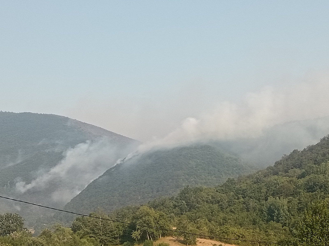 Požar na području Tmora kod Rogatice aktivan već četiri dana