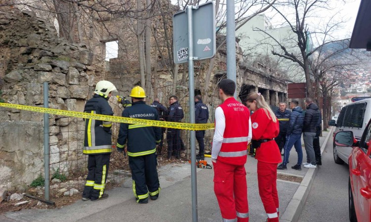 Mostar: Urušila se ruševna zgrada, na terenu vatrogasci i Hitna pomoć