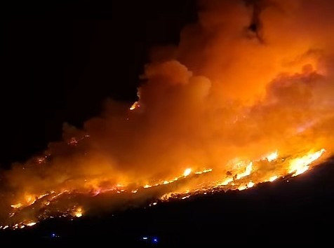 Požar kod Komiže: Na terenu vatrogasci i kanaderi