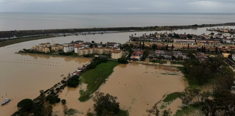 Vatrogasci spasili najmanje 45 osoba u poplavama širom južne Italije