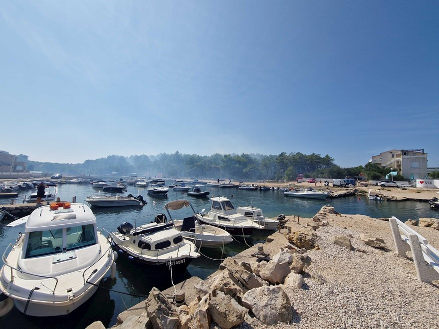 Hrvatska: Ugašen požar na otoku Viru, intervencija vatrogasaca završena kasno sinoć