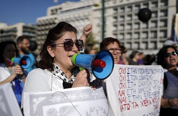 Zdravstveni radnici u Grčkoj protestuju protiv obavezne vakcinacije