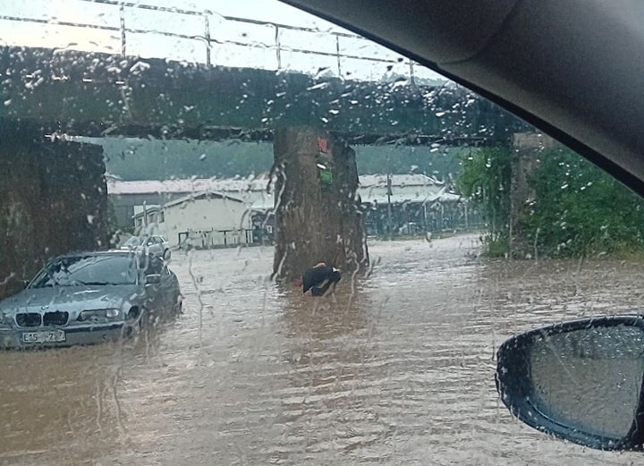 Bujične vode u Visokom poplavile objekte, u Varešu grom zapalio štale