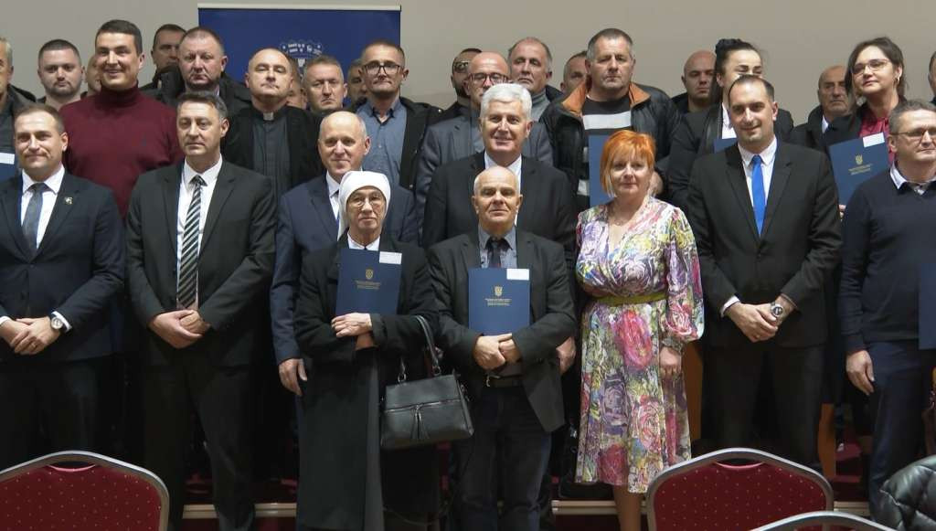 Vitez: Ministar Bačić potpisao 119 ugovora za projekte održivog povratka Hrvata