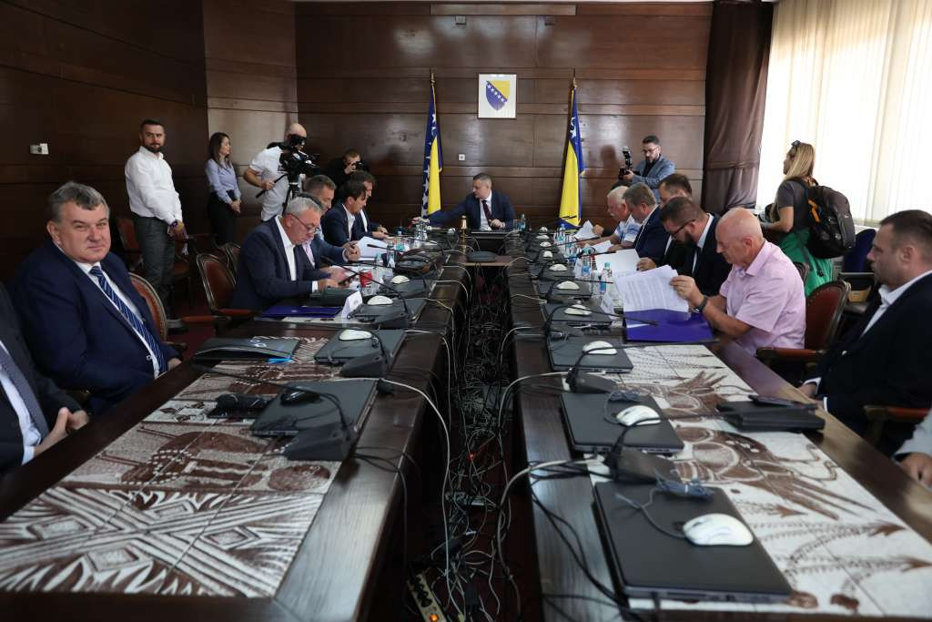 Mijatović potpisao poticajne ugovore za privredne subjekte i lokalne zajednice