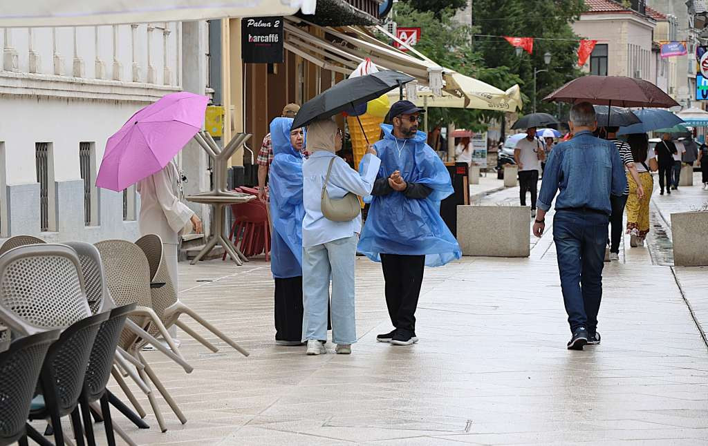 U BiH danas pretežno oblačno sa jačom kišom, pljuskovima i grmljavinom