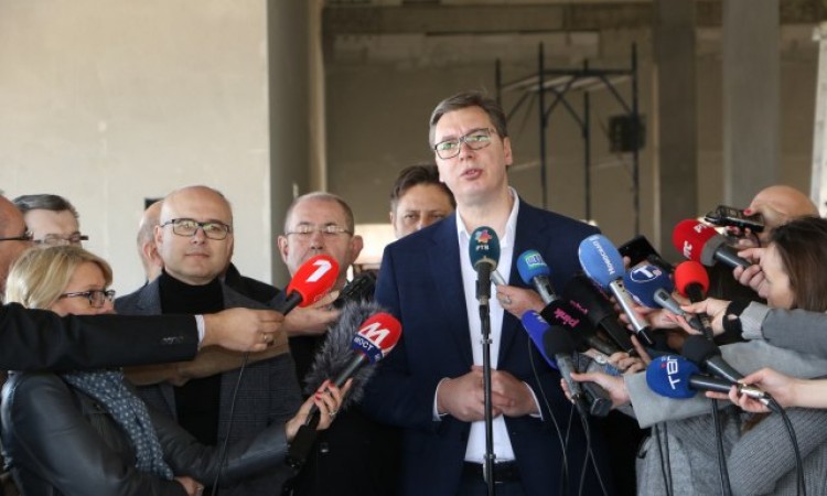 Vučić najavio da će svi cijepljeni građani dobiti po 3000 dinara