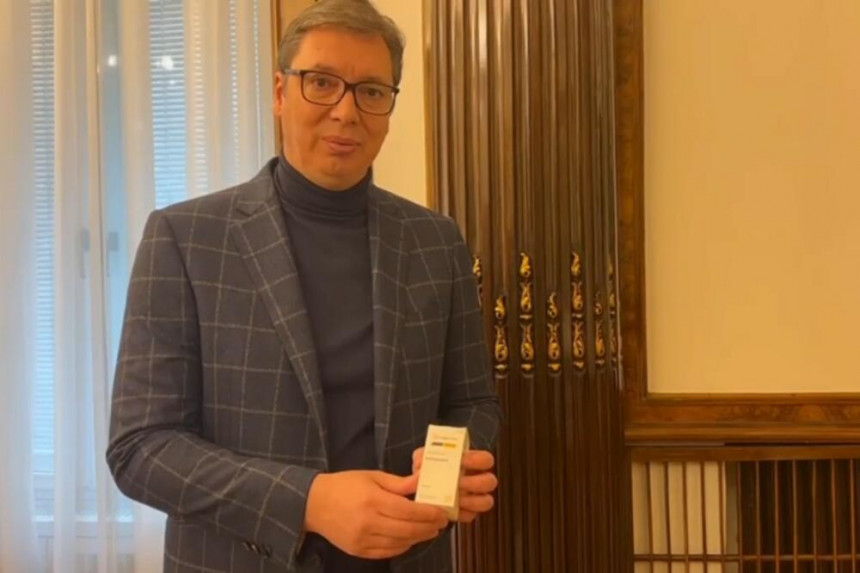 Vučić: Ovo što držim u ruci je novi lijek