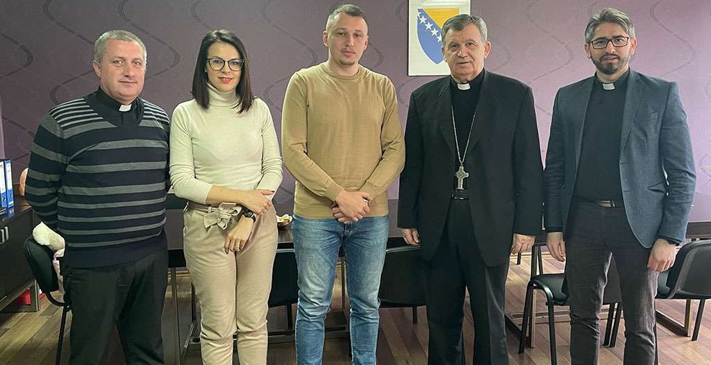 Nadbiskup Vukšić darovao 500 obroka Gradskoj narodnoj kuhinji u Zenici