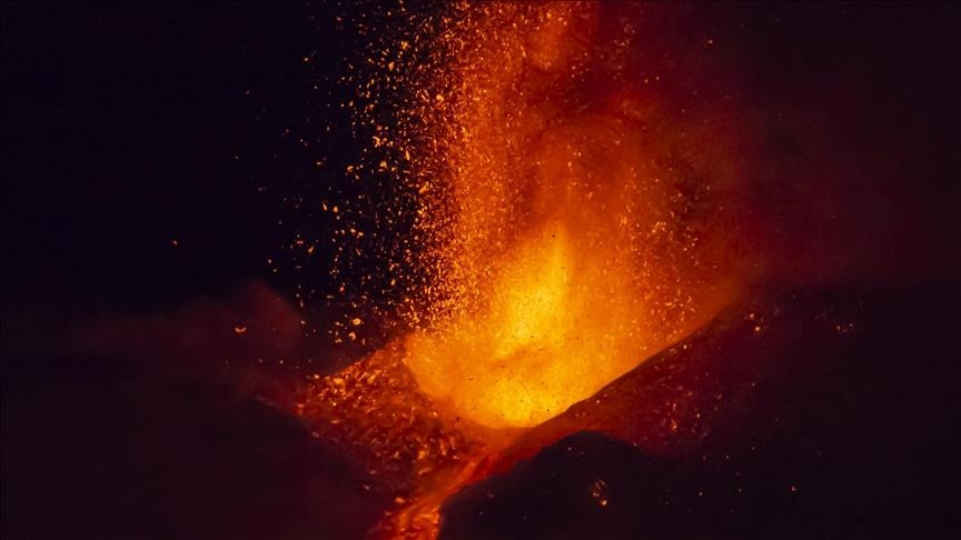 Eruptirao vulkan Shinmoe u Japanu, izbacuje dim 5,5 kilometara uvis