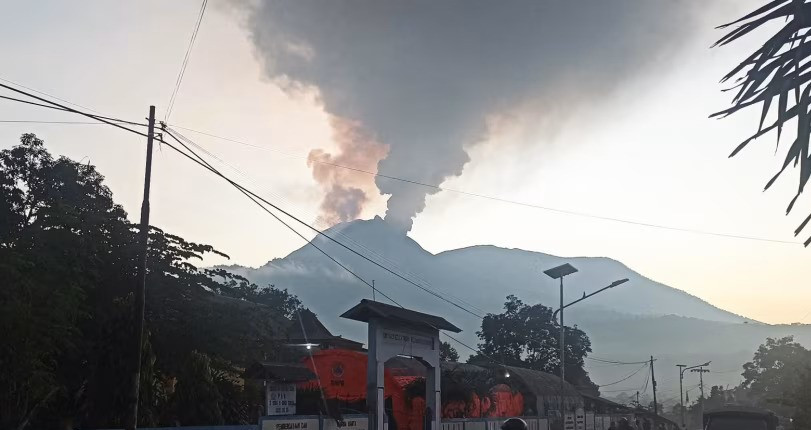 Erupcija vulkana u Indoneziji, upozorenje na najvišem nivou