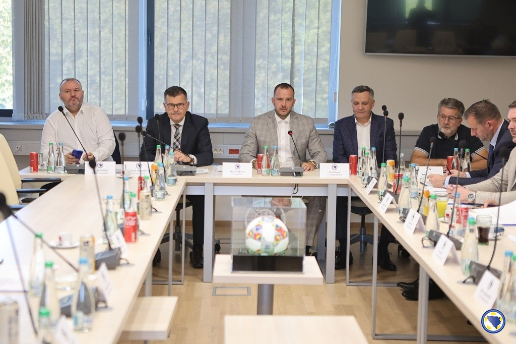 U BiH će se graditi 18 fudbalskih terena s umjetnom travom