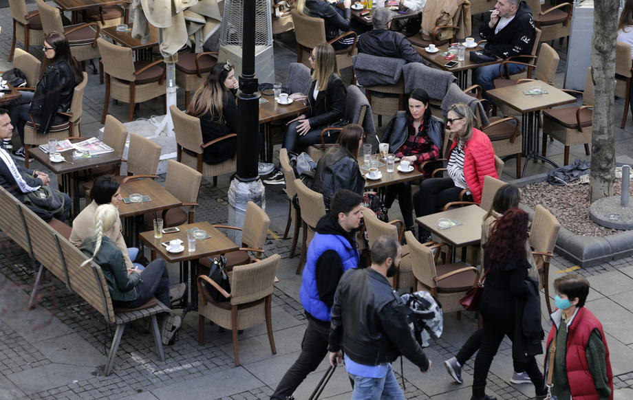 U Srbiji danas otvorene samo apoteke, pumpe i prodavnice prehrane