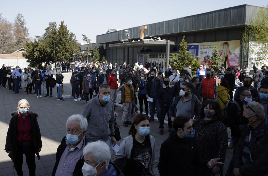 I Albanske stjuardese u redu za vakcinu u Beogradu