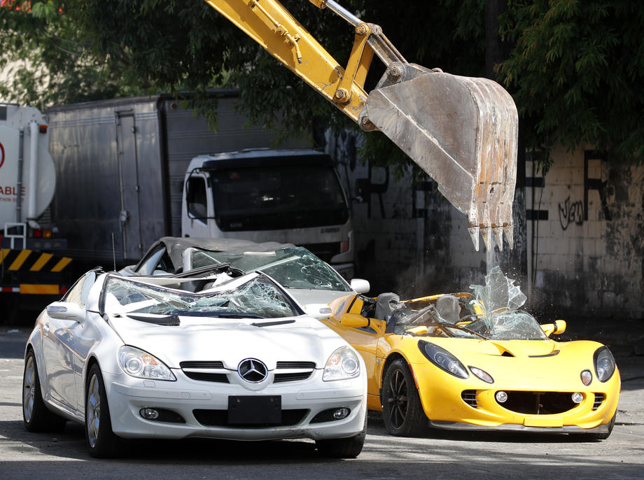 Carinski ured uništava luksuzne automobile u Manili