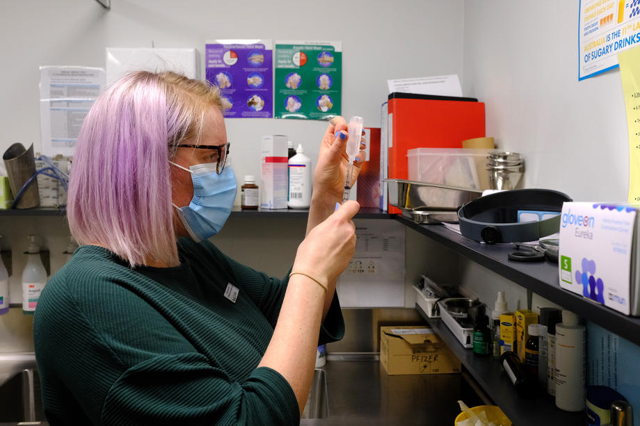 Ugroženi pacijenti u Izraelu počinju da primaju treću dozu Pfizer vakcine