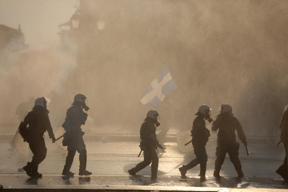 Grčka policija uhapsila više desetina mladih poslije napada desničara na ljevičarski skup