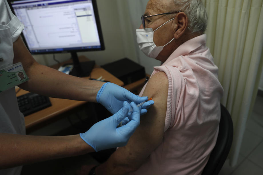 Macron: Treća doza starijim i ranjivim licima