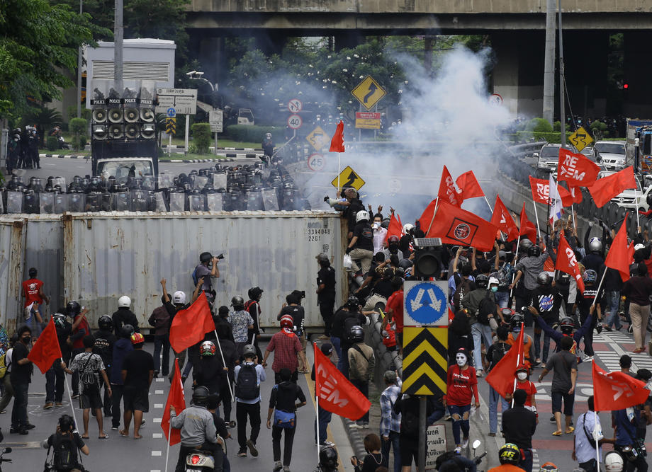 Policija u Bangkoku ispalila gumene metke na demonstrante, građani traže vakcine