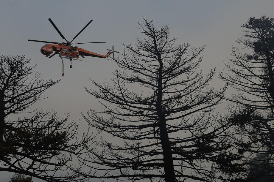 Grčki vatrogasci se sa pojačanjima bore protiv velikih požara
