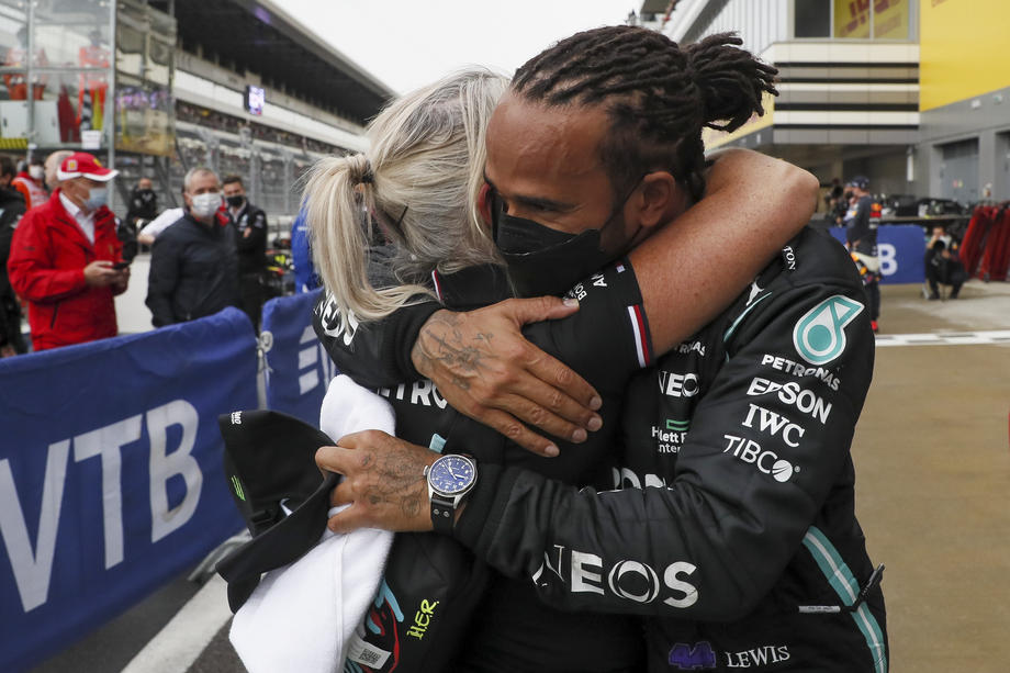 Hamilton u Sočiju ostvario 100. pobjedu u karijeri i preuzeo vodstvo u šampionatu F1