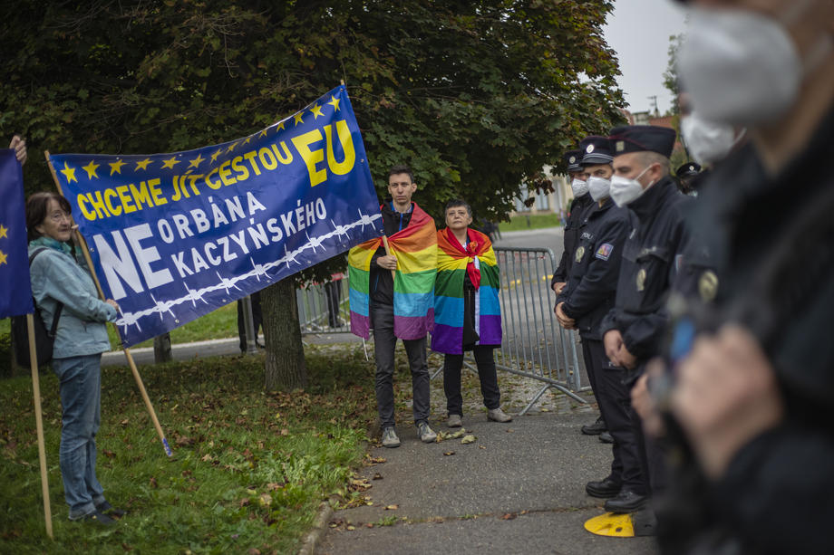Orbana i Babiša dočekali protesti i transparenti