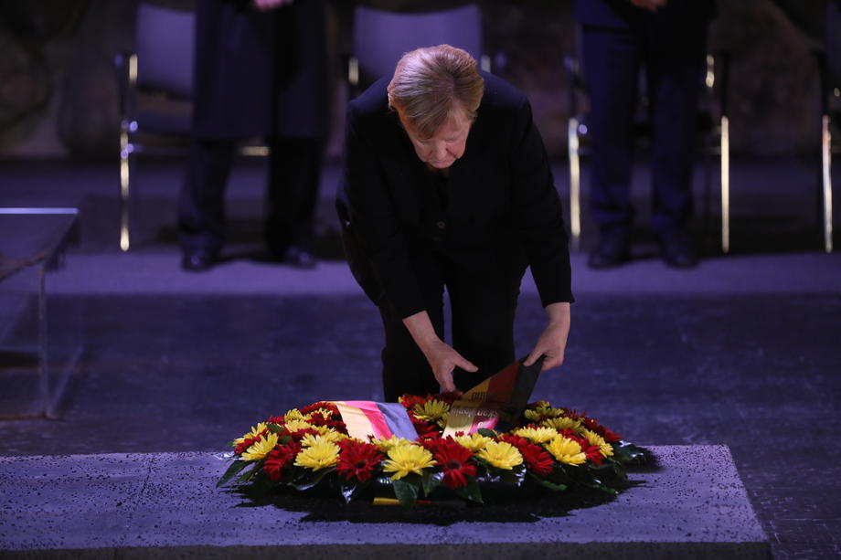 Angela Merkel položila vijenac u Memorijalnom centru holokausta