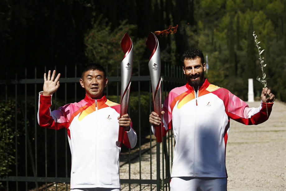 Olimpijski plamen u rukama organizatora iz Pekinga